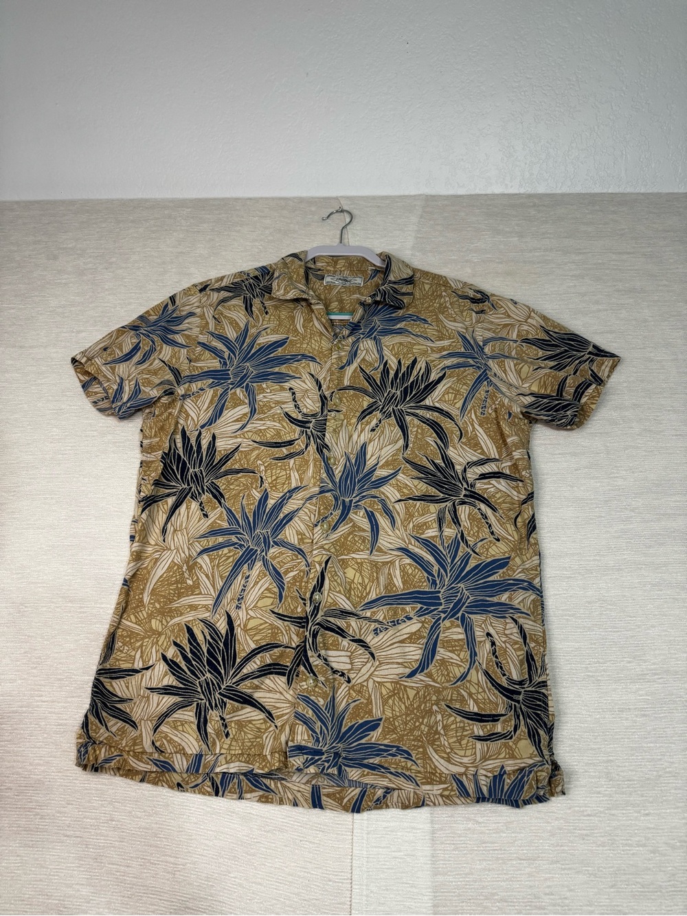 Men's Beige Floral Short-Sleeve Button-Down Shirt - Blue & Black Print